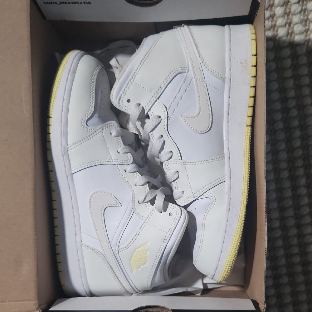 Nike White and Yellow Lemonade Jordan High-Tops W Box Sz 6